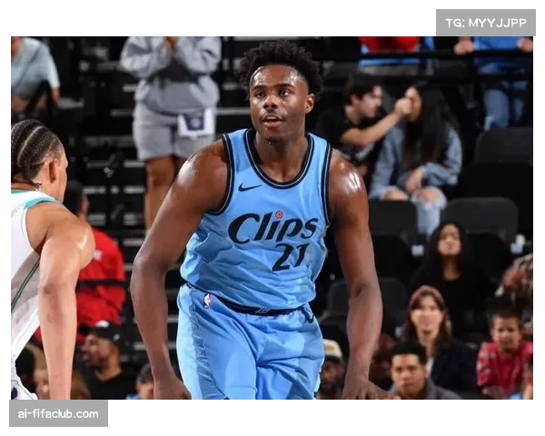 布朗点评比赛表现，首节防守漏洞明显，球队未能展现强硬态度